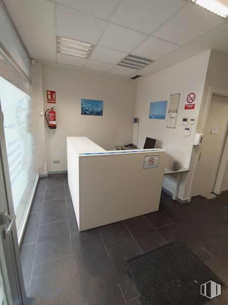 Retail for rent at Zona Plazuela de la vaca, Ávila, 05003 with desk, light fixture, fixture, window, interior design, building, floor, flooring, ceiling and house around