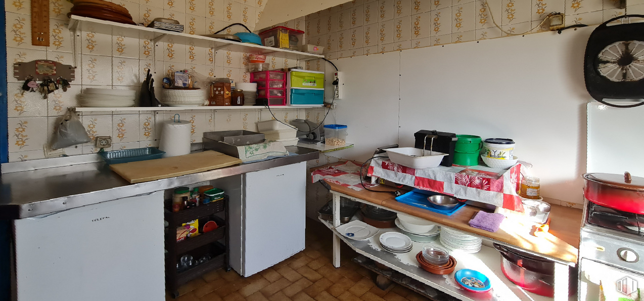 Retail for sale & for rent at Calle Lagartera, Escalona, Toledo, 45910 with packaged goods, cabinetry, property, countertop, gas stove, kitchen appliance, kitchen, product, kitchen stove and home appliance around