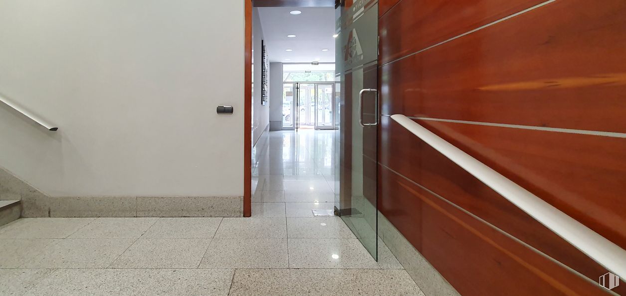 Oficina en venta en Calle Hermanos García Noblejas, 39, San Blas - Canillejas, Madrid, 28037 con propiedad, puerta, accesorio, edificio, suelos, suelo, madera, exterior del automóvil, asa y puerta del vehículo alrededor