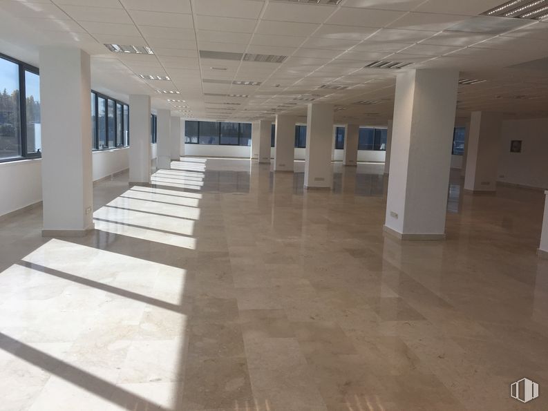 Office for rent at Edificio Europa I, Avenida Fuencarral, 24, Alcobendas, Madrid, 28108 with window, fixture, wood, hall, flooring, floor, building material, tile flooring, glass and hardwood around