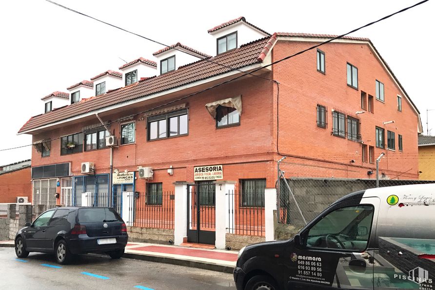 Oficina en alquiler en Calle Cercedilla, 7, Collado Villalba, Madrid, 28400 con coche, furgoneta, ventana, luz de estacionamiento automotriz, vehículo terrestre, propiedad, vehículo, edificio, neumático, vehículo de motor y ladrillo alrededor