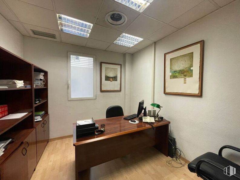 Oficina en venta en Zona Gaztambide, Chamberí, Madrid, 28015 con marco, escritorio, estantería, lámpara, mueble, estante, mesa, interiorismo, suelo y suelos alrededor