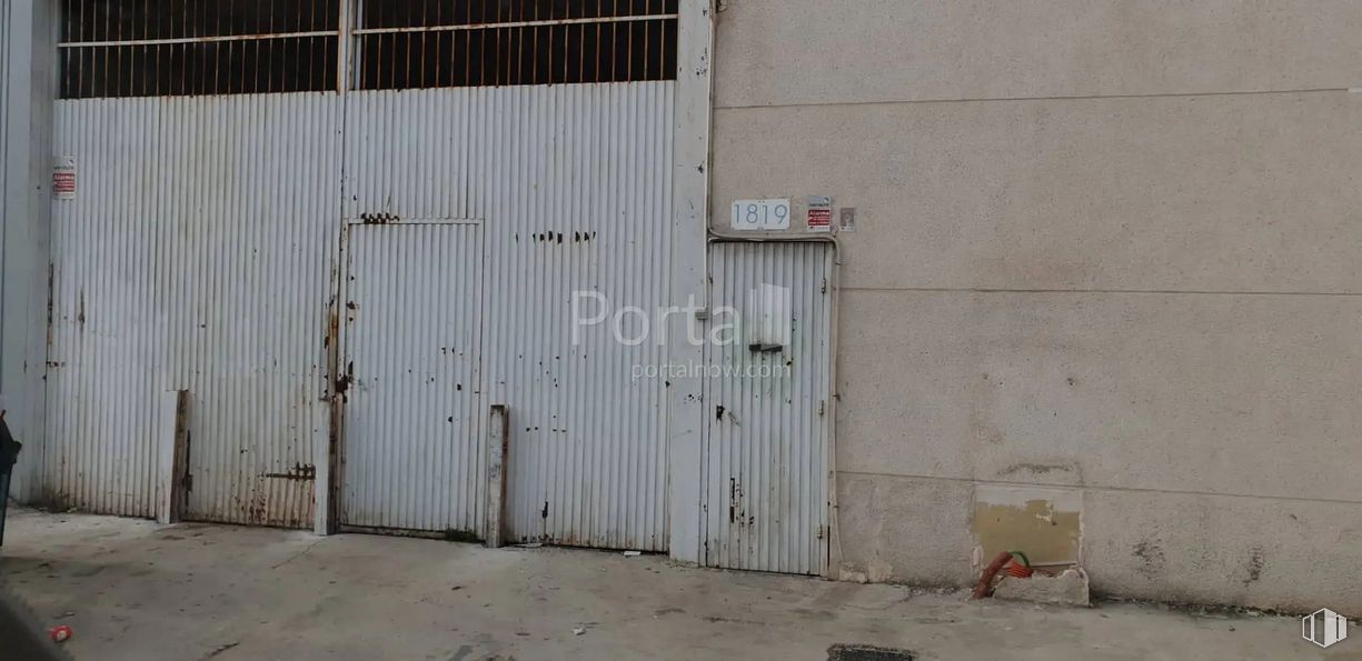 Industrial for sale at Calle Isaac Peral, Valdemoro, Madrid, 28341 with wood, asphalt, road surface, door, brick, composite material, facade, gas, road and concrete around