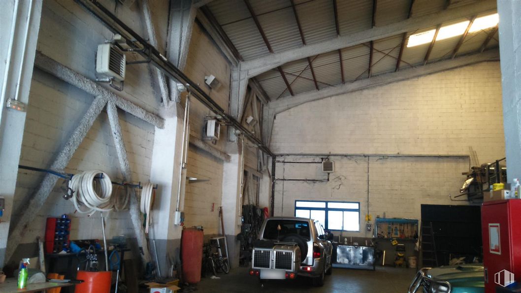 Industrial for sale at Zona Los Olivos - Los Ángeles, Getafe, Madrid, 28905 with car, tire, vehicle, motor vehicle, building, hood, automotive design, gas, automotive lighting and engineering around