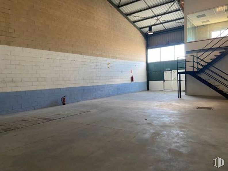 Industrial for sale at Calle Príncipe de Asturias, Villarejo de Salvanés, Madrid, 28590 with hall, wood, flooring, floor, composite material, tints and shades, symmetry, concrete, space and ceiling around