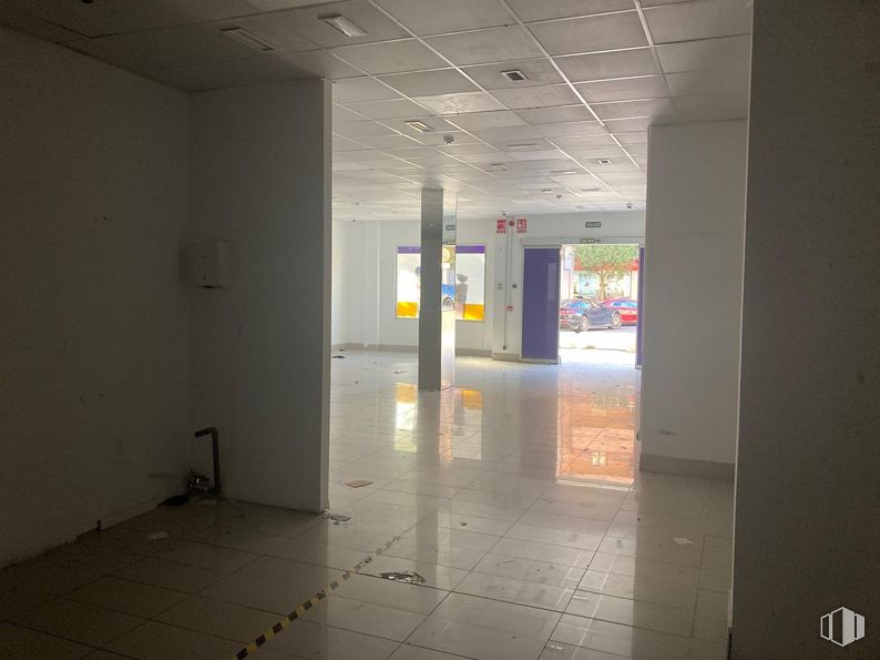 Retail for sale & for rent at Plaza del Salvador, Leganés, Madrid, 28912 with fixture, floor, flooring, ceiling, event, glass, concrete, tile flooring, hall and composite material around