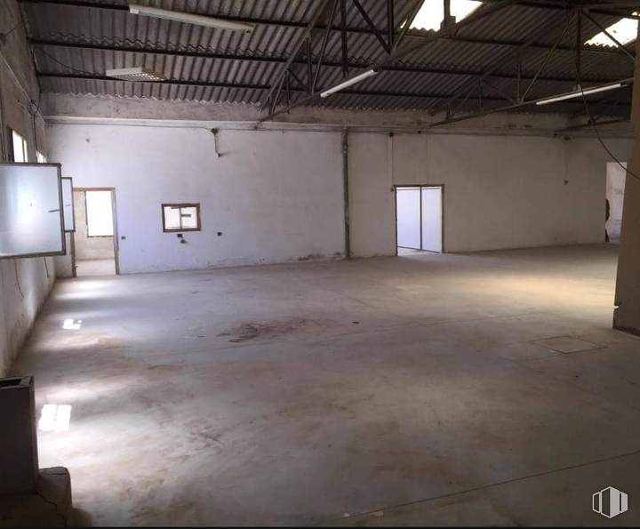 Industrial for sale at Calle Colmena, 8, San Martín de Valdeiglesias, Madrid, 28680 with building, wood, hall, window, fixture, floor, flooring, house, ceiling and concrete around