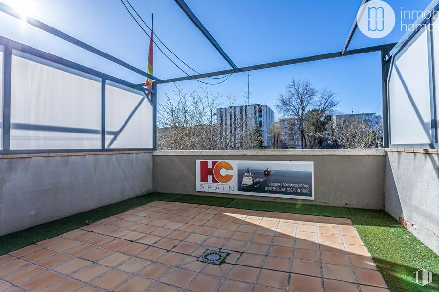 Oficina en venta en Avenida Constitución, Coslada, Madrid, 28820 con edificio, cielo, ventana, sombra, árbol, casa, suelos, suelo, diseño urbano y fachada alrededor