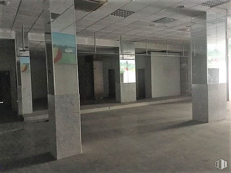 Local en alquiler en Ronda Buenavista, Toledo, 45005 con ventana, accesorio, edificio, suelo, suelos, aparcamiento, vidrio, hormigón, techo y ciudad alrededor