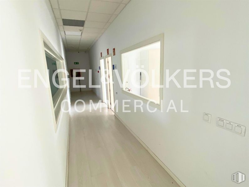 Oficina en alquiler en Calle Julián Camarillo, 38, San Blas - Canillejas, Madrid, 28037 con accesorio, madera, edificio, suelos, suelo, hall, techo, material compuesto, vidrio y aluminio alrededor