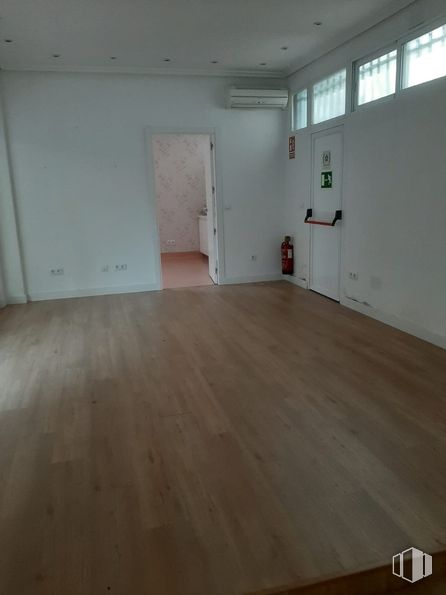 Retail for rent at Calle Ecuador, Majadahonda, Madrid, 28220 with property, window, paint, fixture, wood, hall, flooring, wood stain, building and ceiling around