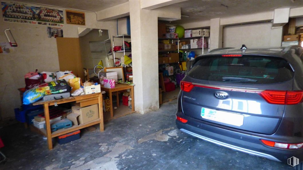 Local en venta en Centro, Alcobendas, Madrid, 28100 con coche, matrícula, mesa, luces traseras y de freno, matrícula del vehículo, iluminación del automóvil, neumático de automoción, vehículo, vehículo de motor y edificio alrededor