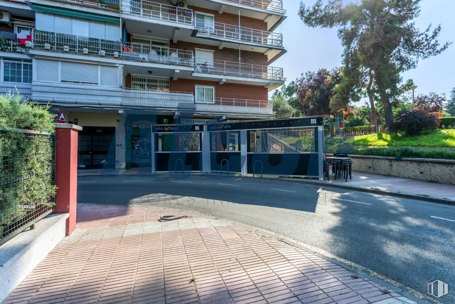 Local en venta en Calle Porto Lagos, Alcorcón, Madrid, 28924 con edificio, planta, ventana, superficie de la carretera, arquitectura, diseño urbano, árbol, sombra, asfalto y barrio alrededor