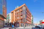 Office for rent at Calle Luna, 9, Fuenlabrada, Madrid, 28944 with building, car, sky, cloud, window, infrastructure, wheel, street light, urban design and neighbourhood around