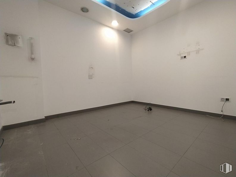 Retail for rent at Avenida Portugal, Ávila, 05001 with window, fixture, wood, interior design, flooring, floor, building, material property, ceiling and composite material around