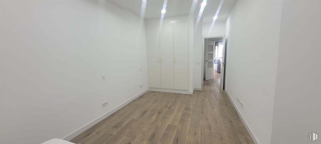 Retail for sale at Calle Javier Vicente Montero, El Escorial, Madrid, 28280 with door, fixture, wood, hall, flooring, floor, wood stain, hardwood, laminate flooring and ceiling around