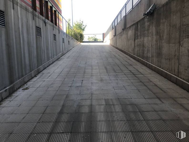 Oficina en alquiler y venta en Avenida Juan Camaruel, Leganés, Madrid, 28919 con edificio, agua, cielo, superficie de la carretera, asfalto, árbol, gris, madera, pared y material compuesto alrededor