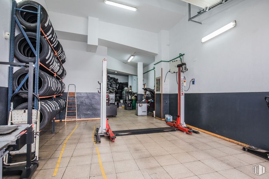 Retail for sale at Calle Manuel Gómez Moreno, Ávila, 05003 with lighting, architecture, building, automotive tire, floor, wall, flooring, engineering, automotive design and machine around