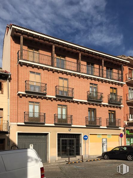 Retail for sale & for rent at Calle San Alfonso Rodríguez, Segovia, 40001 with car, building, cloud, sky, land vehicle, window, tire, architecture, condominium and urban design around