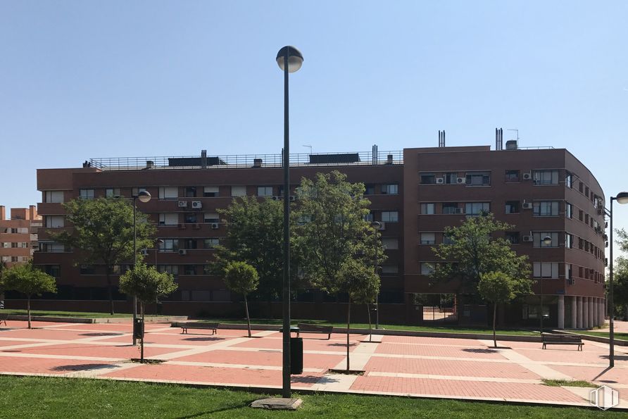 Retail for sale & for rent at Calle Alcalde Pablo Montero y Montero, 1, Leganés, Madrid, 28914 with building, sky, daytime, plant, tree, urban design, neighbourhood, residential area, street light and condominium around