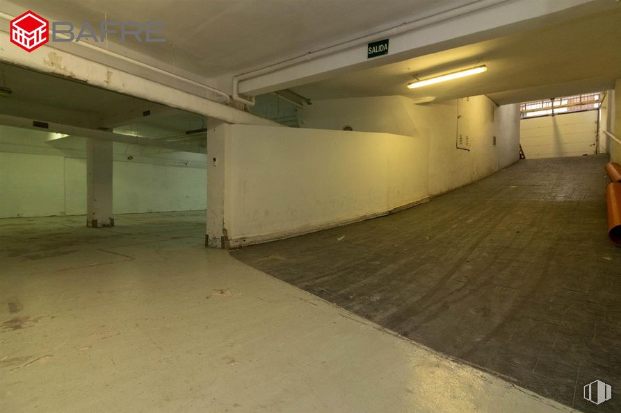 Retail for rent at Calle Santa Engracia, Chamberí, Madrid, 28010 with flooring, floor, ceiling, concrete, hall, basement, parking lot, parking, fluorescent lamp and subway around