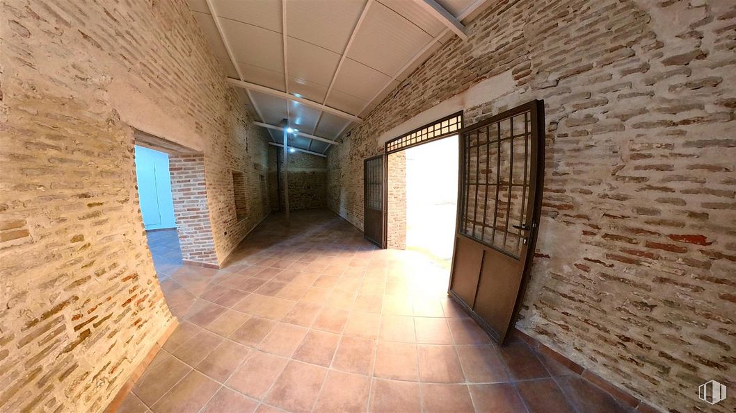 Retail for rent at Calle Portiña del Salvador, 13, Talavera de la Reina, Toledo, 45600 with door, fixture, wood, floor, flooring, brick, composite material, building material, ceiling and symmetry around