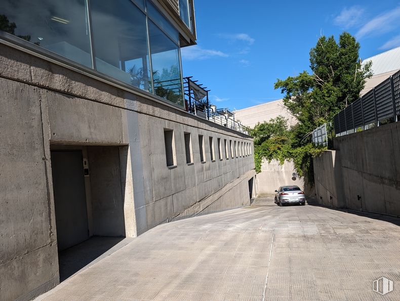 Oficina en alquiler en Avenida Europa, 14, Alcobendas, Madrid, 28108 con coche, nube, propiedad, cielo, neumático, superficie de la carretera, asfalto, edificio, rueda y ventana alrededor