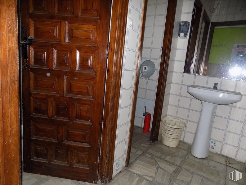 Retail for sale at Alameda, Cuenca, 16002 with sink, door, brown, property, cabinetry, plumbing fixture, tap, bathroom, building and mirror around