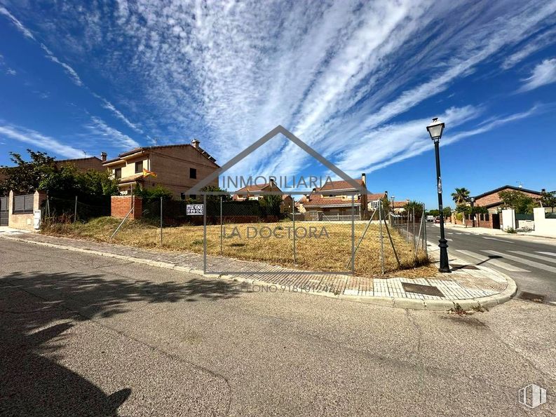 Land for sale at Calle Magnolios, Serranillos del Valle, Madrid, 28979 with cloud, sky, building, plant, road surface, land lot, asphalt, landscape, house and residential area around