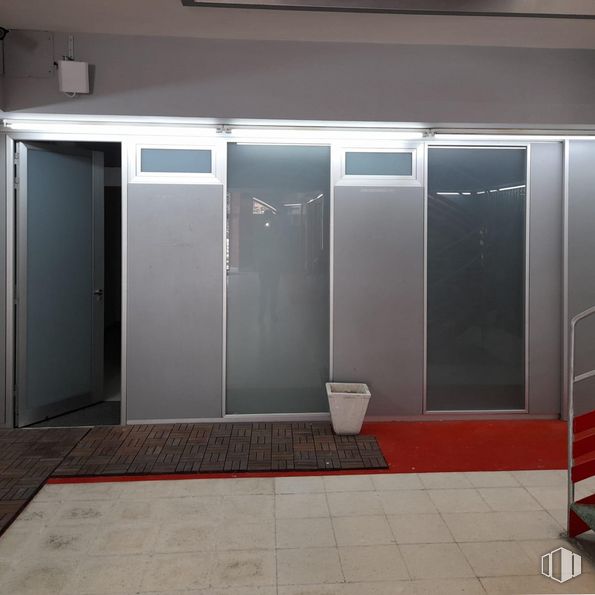 Retail for sale & for rent at Zona El Burgo, Las Rozas de Madrid, Madrid, 28230 with wardrobe, fixture, automotive exterior, flooring, door, interior design, shade, floor, rectangle and wall around