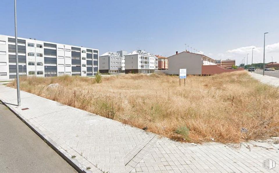 Land for sale at Calle Magnolio, Ávila, 05002 with building, sky, plant, land lot, grass, urban design, house, neighbourhood, residential area and road surface around