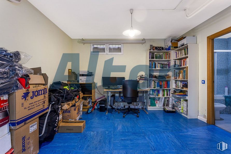 Local en venta en Calle Virgen del Portillo, Ciudad Lineal, Madrid, 28027 con alumbrado, silla, productos envasados, estantería, equipaje y bolsos, estante, edificio, neumático, rueda y pavimentos alrededor