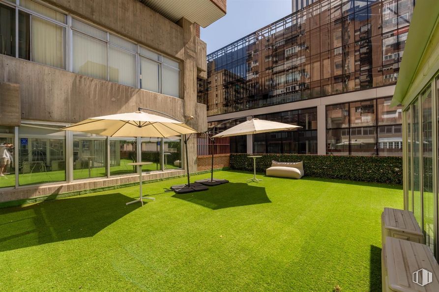 Oficina en venta en Calle Orense, Tetuán, Madrid, 28020 con edificio, planta, sombra, ventana, interiorismo, diseño urbano, hierba, condominio, zona residencial y ocio alrededor