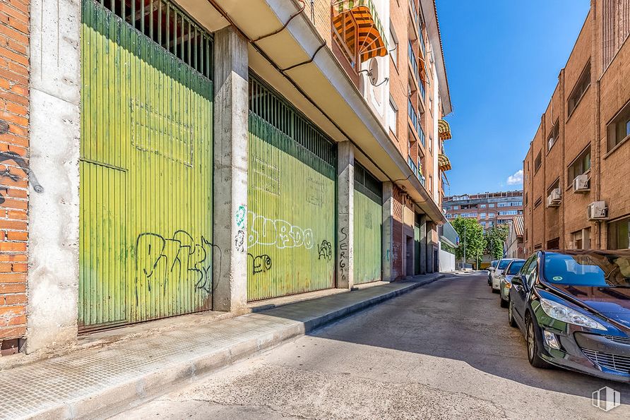 Retail for sale & for rent at Zona Pilar, Talavera de la Reina, Toledo, 45600 with car, building, daytime, tire, vehicle, wheel, infrastructure, road surface, asphalt and house around