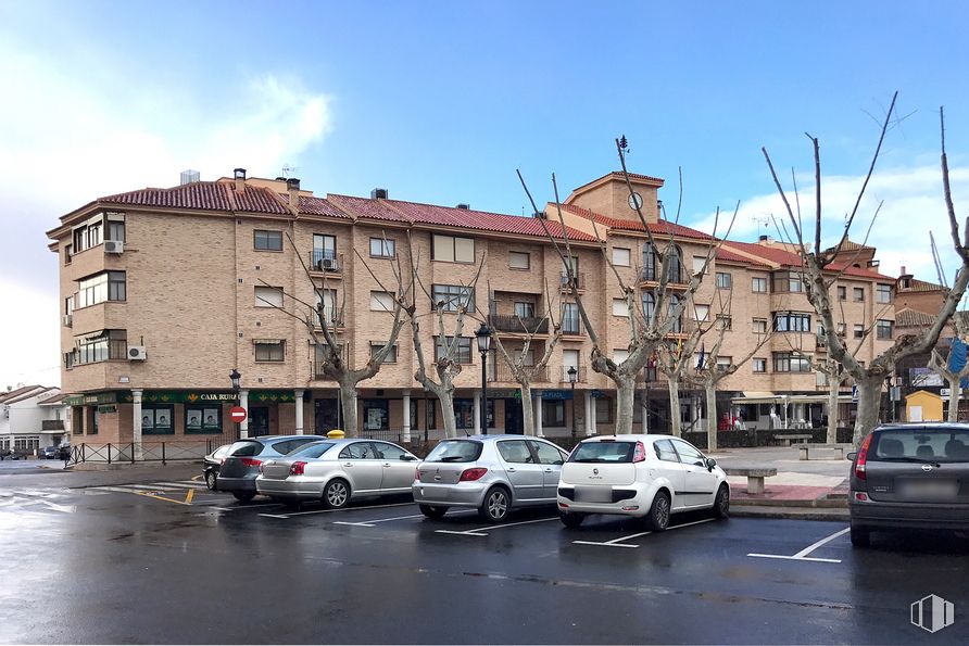 Retail for sale at Plaza Constitución, 4, Argés, Toledo, 45122 with car, building, sky, cloud, window, vehicle, wheel, tire, urban design and public space around