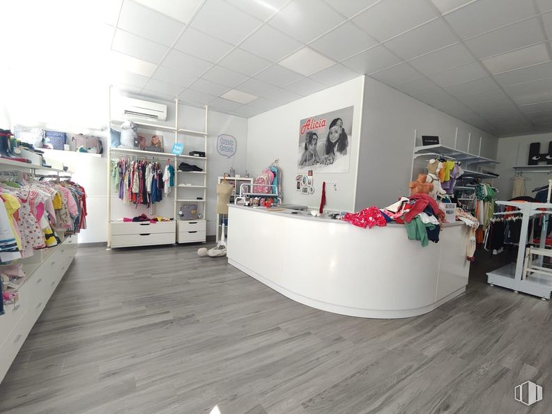 Retail for sale & for rent at Zona centro, Villafranca de los Caballeros, Toledo, 45730 with person, building, automotive design, flooring, art, shelving, wood, retail, hall and ceiling around