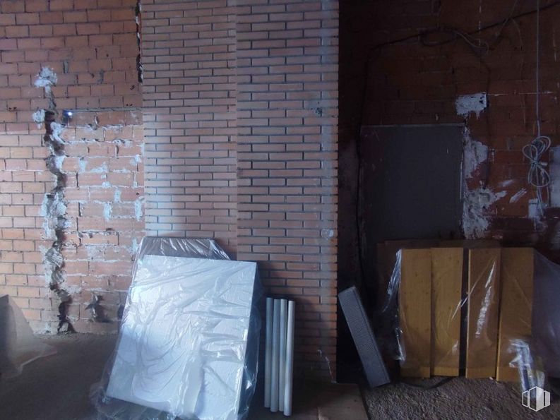 Retail for rent at Calle Alonso Quijano, Fuencarral - El Pardo, Madrid, 28034 with building, wood, flooring, grey, brick, floor, brickwork, wall, house and tints and shades around