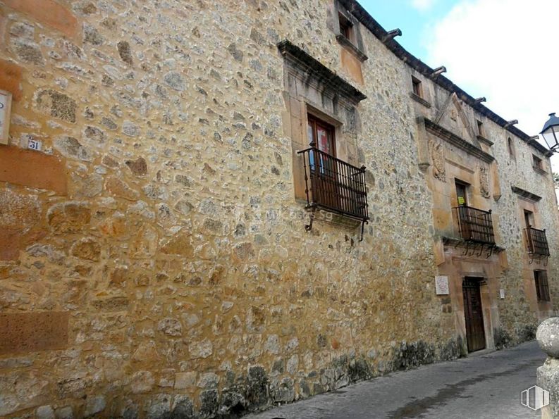 Retail for sale at Zona Centro, Sepúlveda, Segovia, 40300 with window, building, plant, sky, door, cloud, road surface, tree, facade and wood around