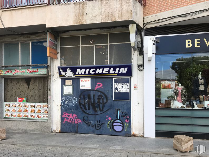 Retail for sale & for rent at Calle Iglesia, 14, Guadarrama, Madrid, 28440 with building, window, door, art, font, public space, facade, fixture, gas and road around