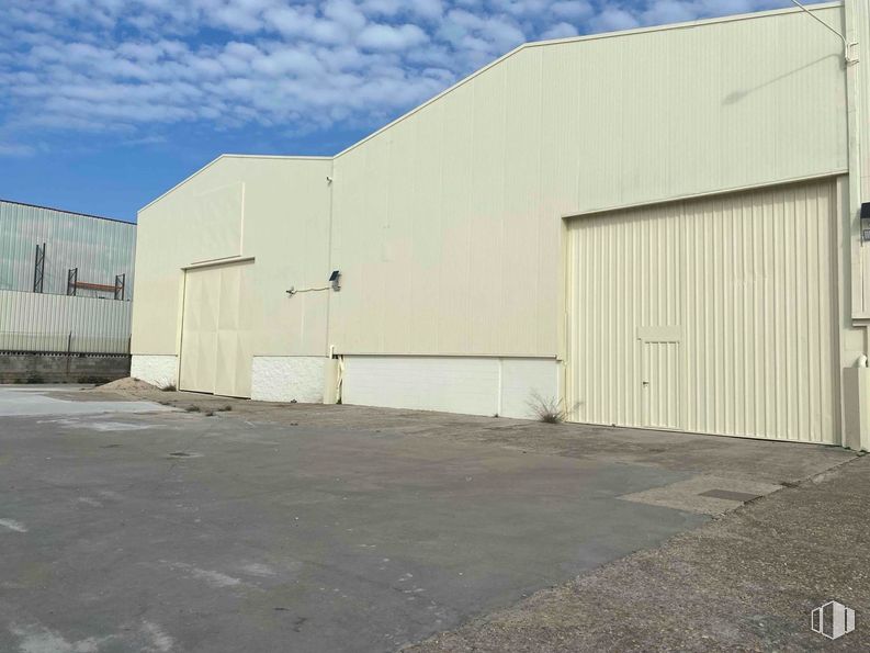 Industrial for sale & for rent at Zona industrial, Camarma de Esteruelas, Madrid, 28816 with composite material, concrete, building material, shade, driveway, daylighting, garage, garage door and plaster around