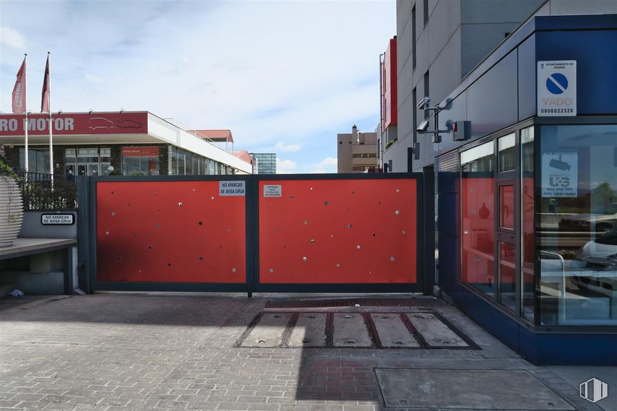 Oficina en alquiler y venta en Edificio Espacios Baluarte, Carretera Fuencarral a Alcobendas, 14, Fuencarral - El Pardo, Madrid, 28049 con edificio, cielo, nube, asfalto, superficie de la carretera, casa, valla, zona residencial, fachada y gas alrededor