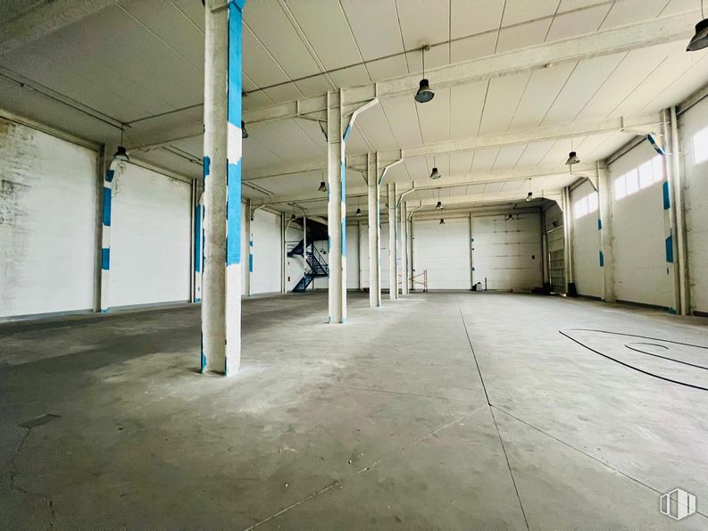 Industrial for sale & for rent at Polígono Industrial Los Olivos, Getafe, Madrid, 28906 with flooring, floor, ceiling, composite material, concrete, hall, electrical supply and steel around