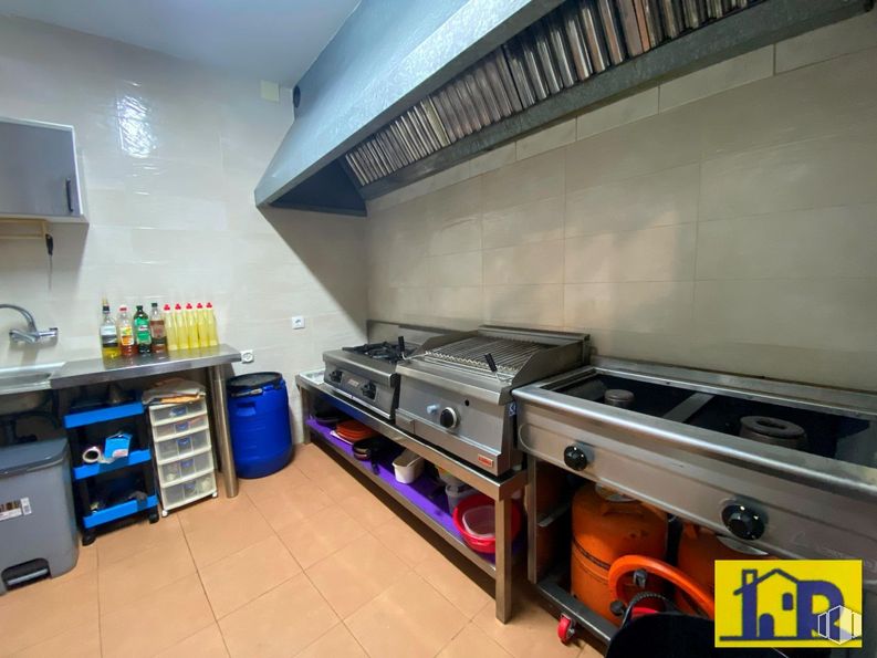 Retail for sale & for rent at Casco Antiguo, Cuenca, 16001 with kitchen appliance, home appliance, major appliance, gas, cabinetry, machine, kitchen, kitchen stove, flooring and countertop around