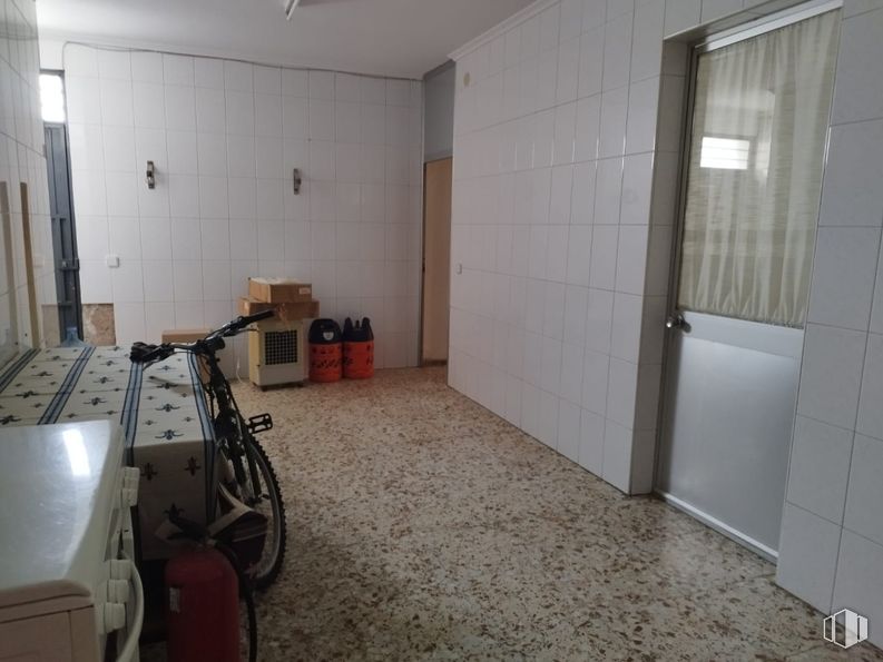 Retail for rent at Calle Don Quijote, Villacañas, Toledo, 45860 with flooring, floor, tile flooring, room, tile, apartment, ceiling, hall, daylighting and plaster around