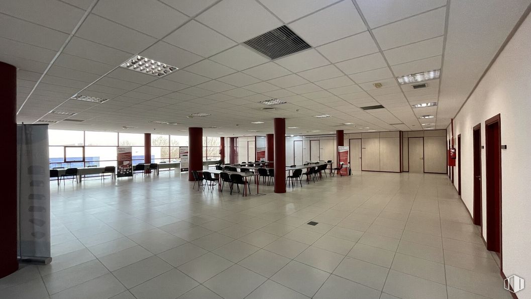 Oficina en alquiler y venta en Avenida Italia, 10, Coslada, Madrid, 28820 con accesorio, pasillo, suelo, piso, edificio, suelo de baldosas, ciudad, evento, techo y vidrio alrededor