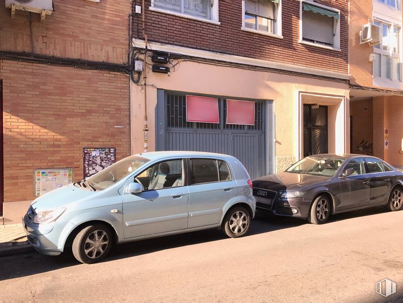 Retail for sale at Calle Eduardo Requenas, 38, Puente de Vallecas, Madrid, 28018 with wheel, car, tire, window, automotive parking light, vehicle, building, automotive tire, motor vehicle and automotive design around