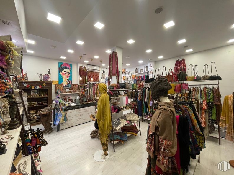 Local en venta en Calle San Marcial, Móstoles, Madrid, 28931 con persona, ropa, ropa de calle, venta al por menor, interiorismo, textil, tienda, techo, colección y mercado alrededor