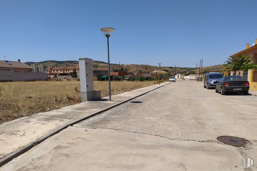 Land for sale at Travesía Flores, 20, Alcaudete de la Jara, Toledo, 45662 with car, lighting, sky, ecoregion, street light, tire, road surface, wheel, plant and asphalt around