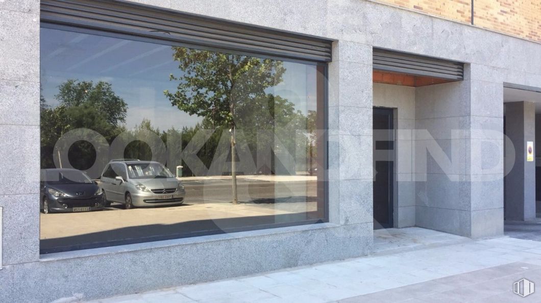 Local en alquiler en Nuevo Hospital, Toledo, 45007 con coche, material compuesto, hormigón, vidrio, sombra, material de construcción, puerta de casa y iluminación natural alrededor