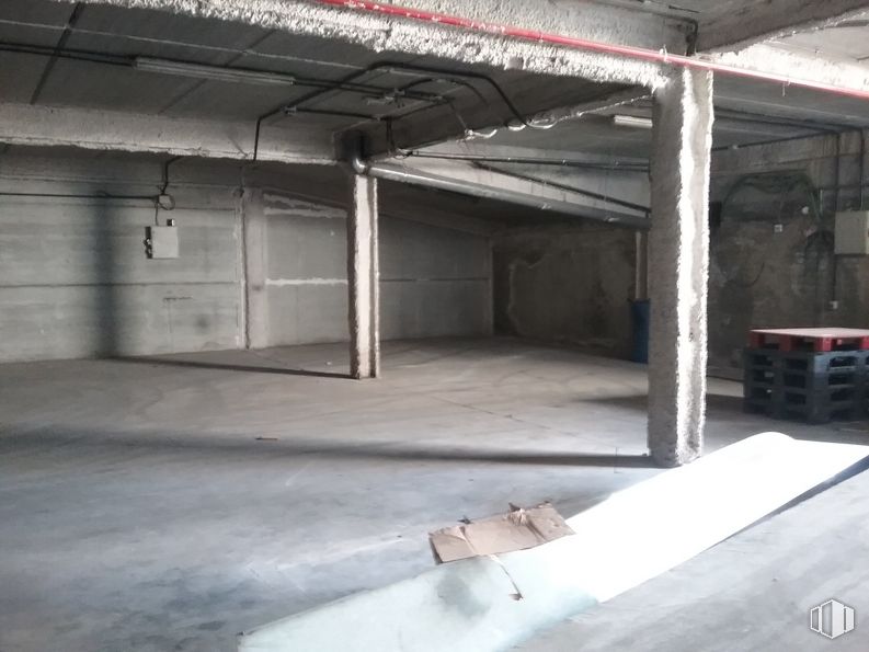 Industrial for sale at Calle Empleo, Getafe, Madrid, 28906 with asphalt, floor, flooring, composite material, shade, parking, concrete, wood, ceiling and roof around